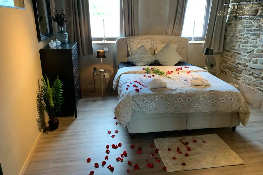 lit avec pétal de rose