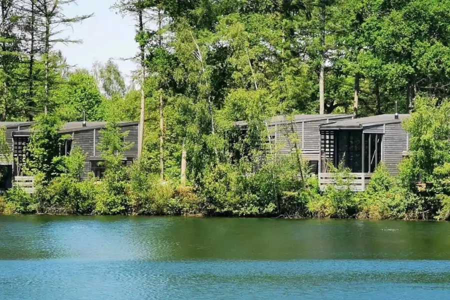cabane sur le lac