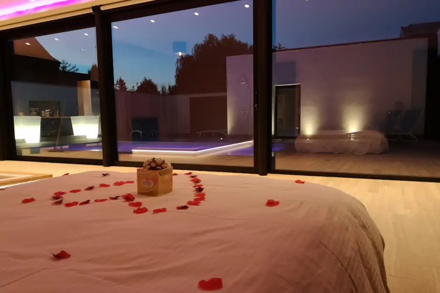 lit avec pétal de rose