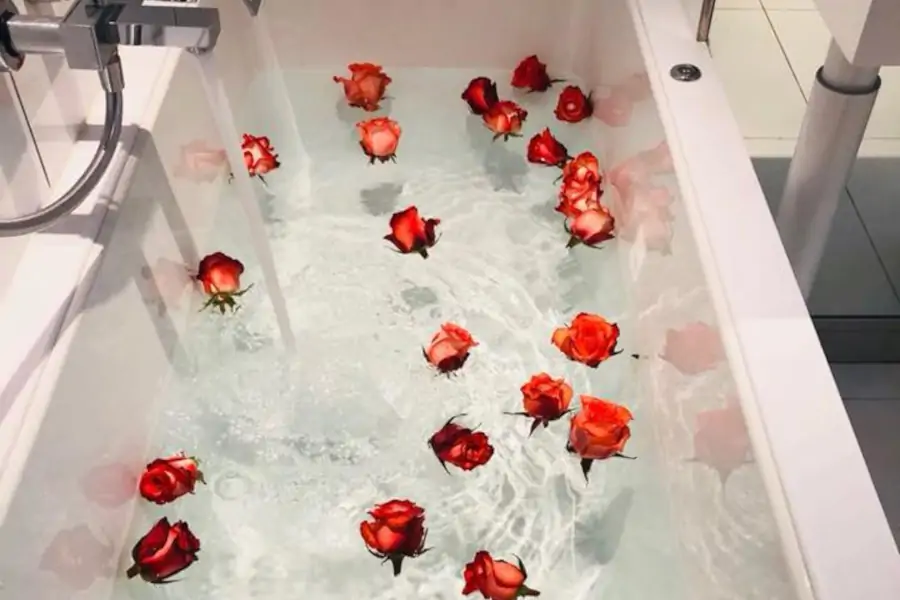 baignoire avec pétale de rose