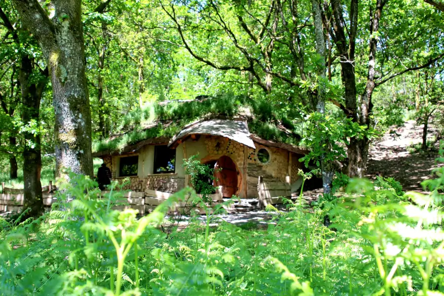cabane avec toiture verte