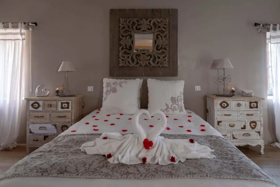 lit avec pétalle de rose